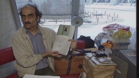 Почина мъжът, вдъхновил филма "Терминалът", в който Том Ханкс говори на бългаски