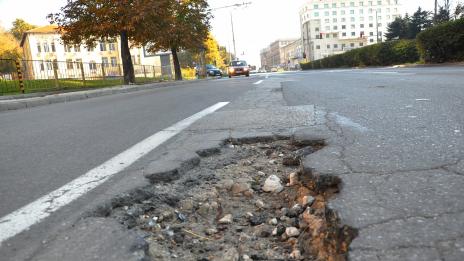 Дупки убийци дебнат пред  Аспаруховия мост (СНИМКИ)