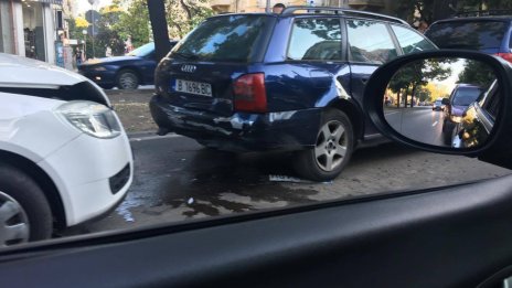 Верижна катастрофа на бул" Мария Луиза" затрудни движението в посока катедралата