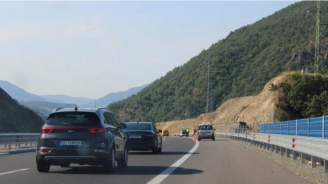 526 евро глоба и 3 месеца без книжка за водач, спрял в аварийната лента на АМ "Тракия" заради нужда на дете