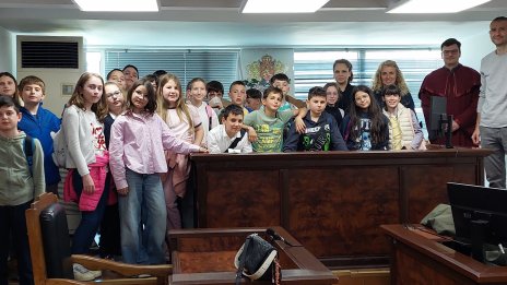 Четвъртокласници-доброволци в "Детско полицейско управление" гостуваха на Районен съд-Варна