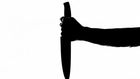 Мъж намушка младата си жена в сърцето от ревност
