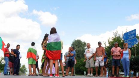 Шести ден продължава блокадата на пътя Сливен-Ямбол