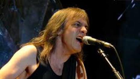 Почина китаристът на AC/DC