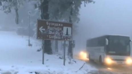 Бурен вятър от над 100 км и снеговалеж затрудняват движението на Шипка