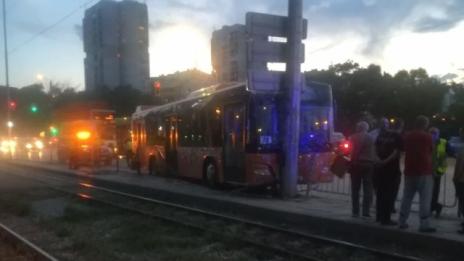 Автобус на градския транспорт в София се блъсна в стълб