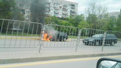 Автомобил се подпали в движение