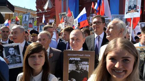 Един милион души участваха в „Безсмъртния полк“ в Русия, Путин носи портрет на баща си