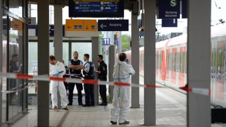 Мъж нападал с нож пътници в метрото и на жп гара в Париж