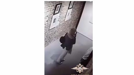 Жена повредила рисунка от Салвадор Дали, докато се правела селфи