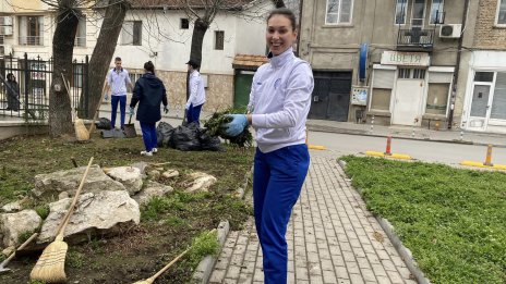 Курсанти от ВВМУ отново почистиха около варненски храмове преди Великден