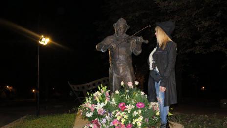 Лили Иванова поднесе всичките си цветя от концерт пред паметника на Тодор Колев