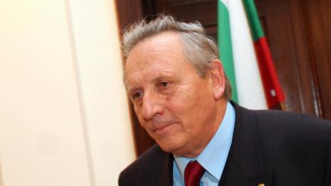 Обидно е началните учители да взимат повече от младите учени