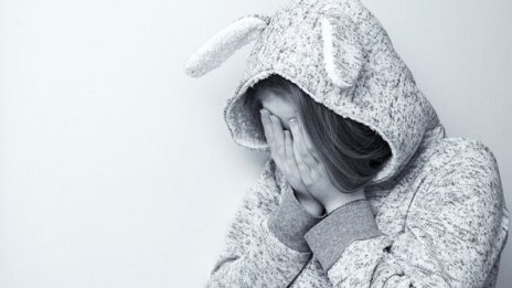 55-годишен насилва в продължение на година 19-годишна