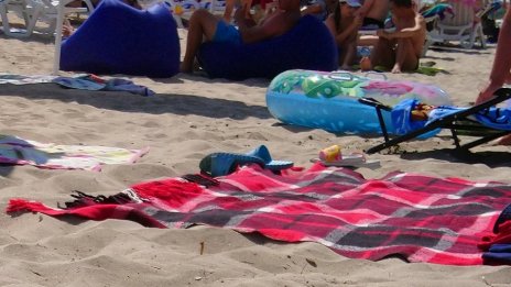 Домашен уют: Разстлано родопско одеяло на плажа! Ще се завиват ли?