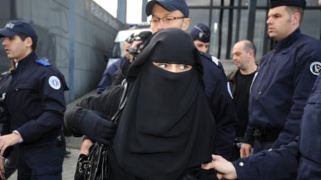 Франция с опит да забрани бурките