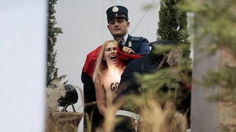 Активистка на Фемен разголи гръд в знак на протест във Ватикана