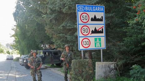 135-ма искали да минат границата, нашенци им помагали