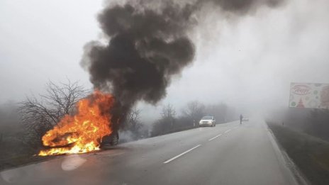 Кола се запали на главен път София - Варна