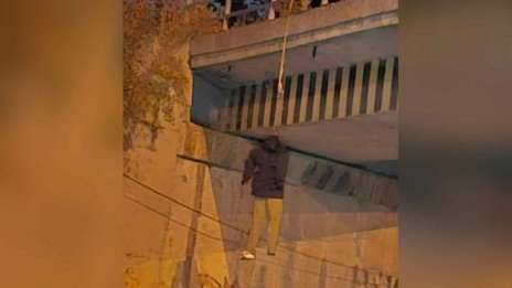 Кофти шега: Тяло провисна на Хелоуин от мост в Добрич
