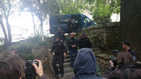 И в пикап трудно побират томовете по делото “Килърите”