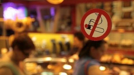 Затягат контрола върху забраната за пушене в заведенията