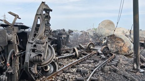 Тумба с каруци опоска цистерните от авариралия влак край село Пясъчево