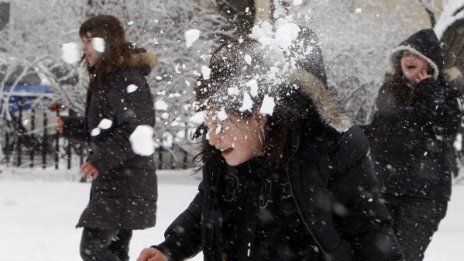 Деца замериха кола със снежна топка, шофьорът слезе и ги преби