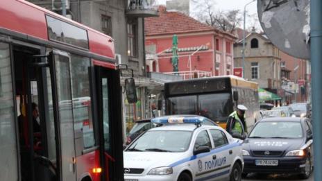 Автобус блъсна младо момиче на пешеходна пътека в Пловдив