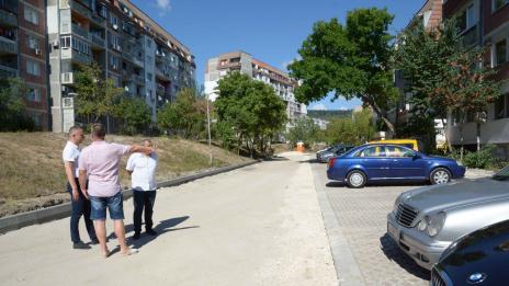 Обновяват междублоковите пространства във "Възраждане" 4