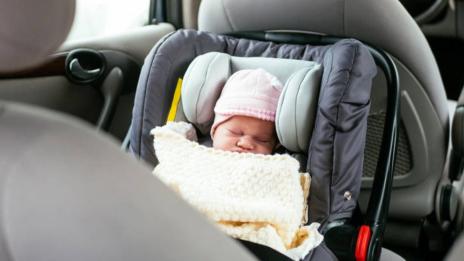 Родители забравиха новороденото си бебе в такси