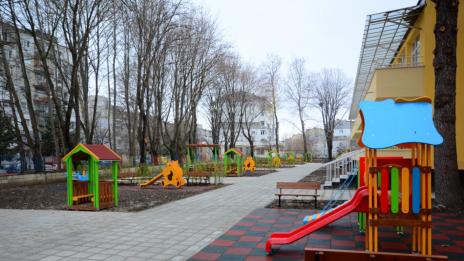 Ремонтират площадките за игри в десет детски ясли във Варна