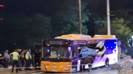 Експертизата: Автобусът и колата, която се вряза в него, са били изправни