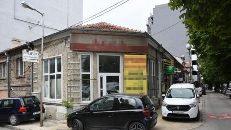 Нагли шофьори бъркат тротоарите с паркоместа във Варна