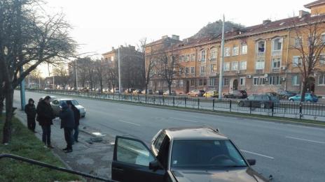 Автобус помете кола до Централната гара
