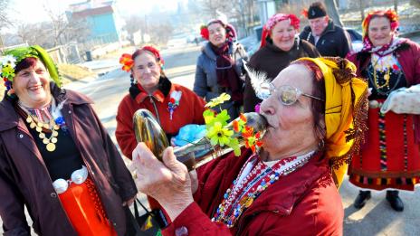 С традиционни песни и греяна ракия в Тополи отбелязаха Бабинден (СНИМКИ)
