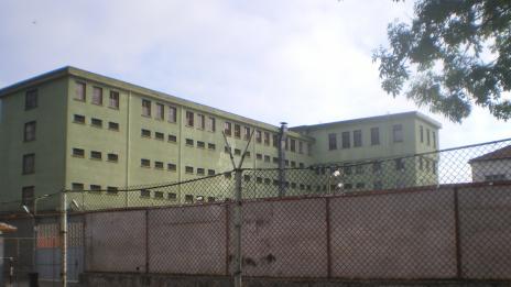 Затворник би надзиратели в бургаския затвор