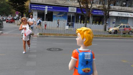 И Боби застана на пътя, за да привлича вниманието на шофьорите