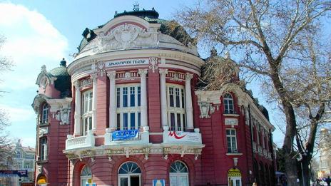 Млади театрали шестват за рождения ден на Драматичния театър