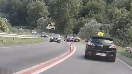 Докога? Кола на НСО притиска автомобили в Кресненското дефиле ВИДЕО