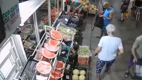 Нагла баба шета по пазара в Бургас. Виждали ли сте я? (ВИДЕО)