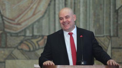 Гешев иска специален надзор върху разследванията за къщите за гости  
