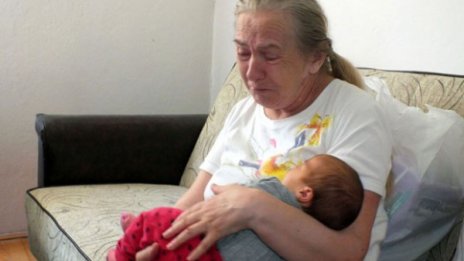 60-годишна жена роди, мъжът й обаче я изостави