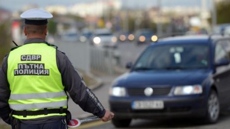 Свалиха номерата на шофьор, после го глобиха, че му ги няма. Страшен карък!
