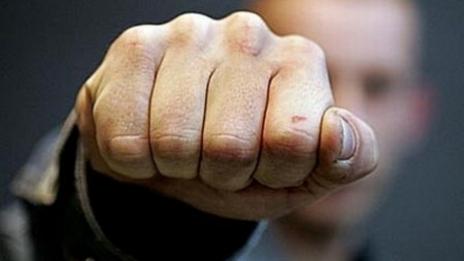 Мъж наби момиче на паркинг, глобиха го със 150 лева