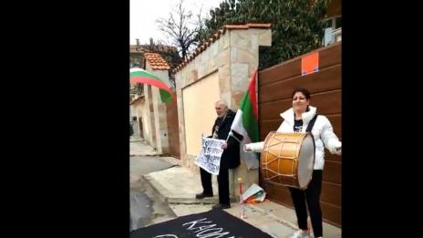 Опънаха черен чаршаф пред дома на Бойко Борисов