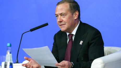 Медведев: Зеленски трябва да се крие до края на безполезния си живот