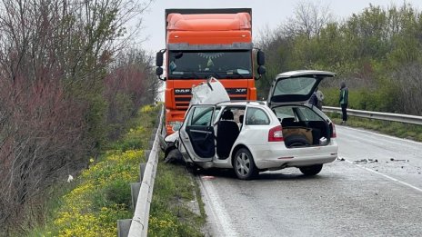 В дъжда: Шофьорка загина на място след удар в камион по пътя София – Варна