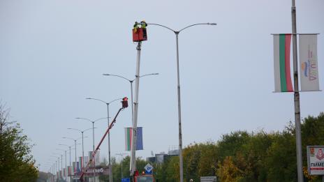 Обновяват уличното осветление от летището до центъра