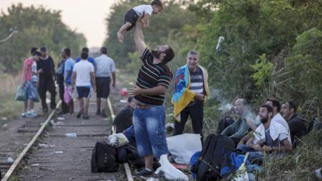 Заради мигранти, пет влака останаха блокирани под Ламанша